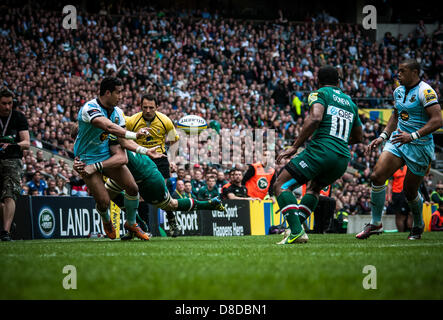 Northampton's Ken Pisi passe le ballon tout en étant abordés au cours de l'Aviva Premiership finale entre Leicester Tigers & Northampton Saints au stade de Twickenham, London, England, UK Banque D'Images