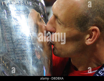 Londres, Royaume-Uni. 25 mai, 2013. La Munich Arjen Robben embrasse le trophée après avoir remporté la finale de la Ligue des Champions de football de l'UEFA entre le Borussia Dortmund et le Bayern Munich au stade de Wembley à Londres, en Angleterre, 25 mai 2013. Photo : Andreas Gebert/dpa/Alamy Live News Banque D'Images