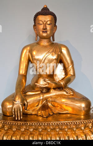 Statue de Bouddha assis, le Victoria and Albert Museum, Londres, Angleterre Banque D'Images