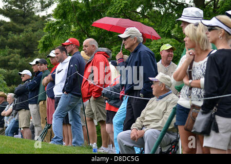 24 mai 2013 - St. Louis, MO, USA - 25 mai 2013 : les spectateurs étaient prêts avec des parapluies pour averses au cours de la troisième série de la Senior PGA Championship à Bellerive Country Club à St Louis. Banque D'Images