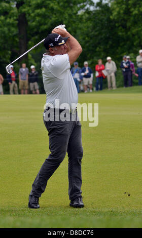 24 mai 2013 - St. Louis, MO, USA - 25 mai 2013 : Duffy Waldorf hits un tir d'approche au cours de la troisième série de la Senior PGA Championship à Bellerive Country Club à St Louis. Banque D'Images