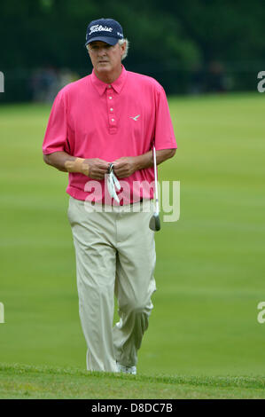 24 mai 2013 - St. Louis, MO, USA - 25 mai 2013 : Russ Cochran s'approche du trou n°1 au cours de la troisième série de la Senior PGA Championship à Bellerive Country Club à St Louis. Banque D'Images