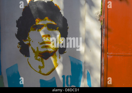 Stencil graffiti de Diego Maradona dans le quartier de La Boca, Buenos Aires Banque D'Images