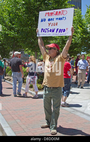 Asheville, Caroline du Nord, USA. 25 mai, 2013. Un homme manifestant anti OGM et Monsanto détient un haut haut soupir en disant 'Monsanto, personne ne veut que votre poison nourriture !" à un rassemblement anti-OGM en Pack Square, Asheville, Caroline du Nord, USA, le 25 mai 2013. Credit : Judith Bicking/Alamy Live News Banque D'Images