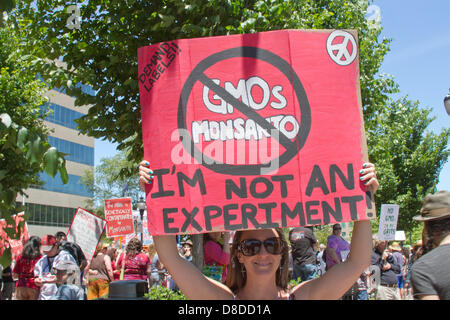 Asheville, Caroline du Nord, USA. 25 mai, 2013. Jeune femme est titulaire d'un signe anti-Monsanto en disant 'Je ne suis pas une expérience ! Lors d'un rassemblement anti-OGM à Asheville's Pack Square le 25 mai 2013. Credit : Judith Bicking/Alamy Live News Banque D'Images