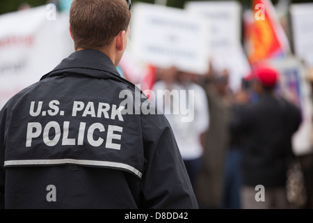 Parc nous suivi policier manifestants - Washington, DC USA Banque D'Images
