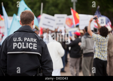 Parc nous suivi policier manifestants - Washington, DC USA Banque D'Images