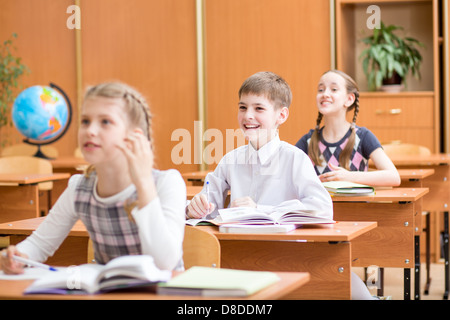 Les écoliers à leçon de classe Banque D'Images