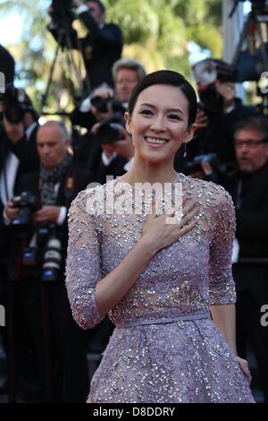 Cannes, France. 25 mai, 2013. L'actrice Zhang Ziyi assiste à la première de 'Venus In Fur' au cours de la la 66e Festival International du Film de Cannes au Palais des Festivals de Cannes, France, le 25 mai 2013. Photo : Hubert Boesl/dpa/Alamy Live News Banque D'Images