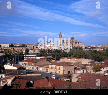 Nouvelles et anciennes cathédrales avec vue sur la ville (patrimoine de l'UNESCO), Salamanque, Castille et Leon, Espagne, Europe de l'Ouest. Banque D'Images