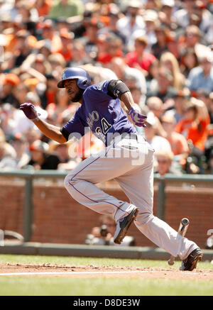 San Francisco, Californie, USA. 25 mai, 2013. Le voltigeur Colorado Dexter Fowler au cours de l'action dans un match entre les Rocheuses et les géants à AT&T Park à San Francisco, Californie. Les GIants ont remporté 6-5 en dix manches...Daniel Gluskoter/CSM/Alamy Live News Banque D'Images