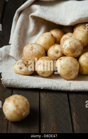 Les jeunes fraîches non pelées dans un sac de pommes de terre, à proximité de la nourriture Banque D'Images