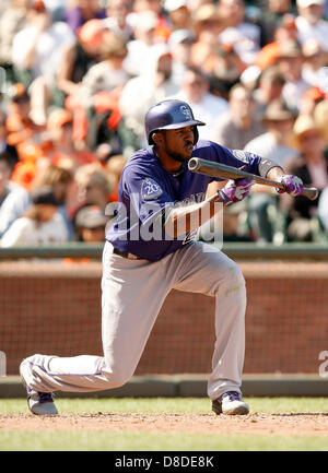 San Francisco, Californie, USA. 25 mai, 2013. Le voltigeur Colorado Dexter Fowler au cours de l'action dans un match entre les Rocheuses et les géants à AT&T Park à San Francisco, Californie. Les GIants ont remporté 6-5 en dix manches...Daniel Gluskoter/CSM/Alamy Live News Banque D'Images