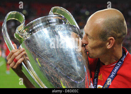 Londres, Royaume-Uni. 25 mai, 2013. La Munich Arjen Robben embrasse le trophée après la finale de la Ligue des Champions de football de l'UEFA entre le Borussia Dortmund et le Bayern Munich au stade de Wembley à Londres, en Angleterre, 25 mai 2013. Photo : Andreas Gebert/dpa/Alamy Live News Banque D'Images