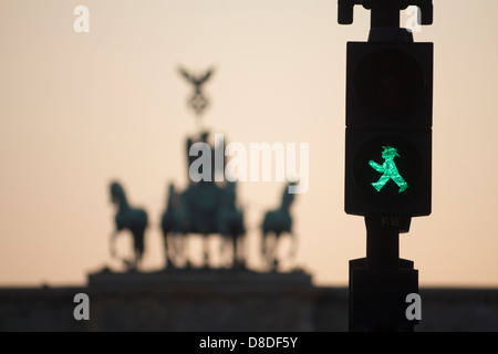 Ampelmannchen ancienne signalisation routière par l'Allemagne de l'aperçu des statues sur la porte de Brandebourg Berlin Mitte Allemagne au coucher du soleil Banque D'Images