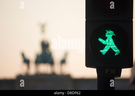 Ampelmannchen ancienne signalisation routière par l'Allemagne de l'aperçu des statues sur la porte de Brandebourg Berlin Mitte Allemagne au coucher du soleil Banque D'Images