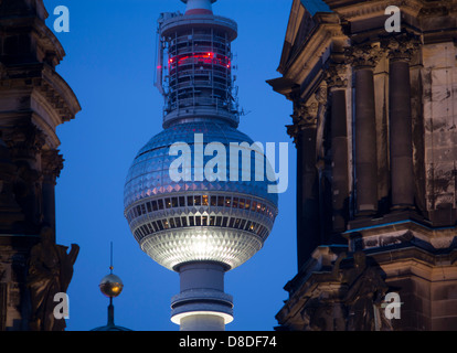 Tour de télévision Fernsehturm vu entre tours de Berliner Dom au crépuscule / Crépuscule / nuit Mitte Berlin Allemagne Banque D'Images
