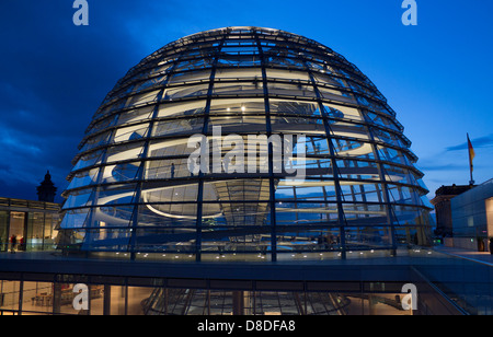 L'extérieur de la coupole du Reichstag / Bundestag / dome au crépuscule / Crépuscule / nuit à partir de la terrasse du toit Berlin Allemagne Banque D'Images