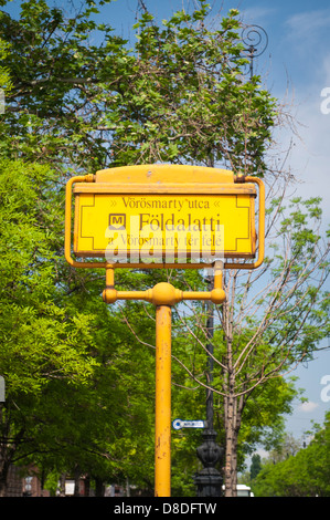 Hongrie Budapest métro station de métro panneau jaune entrée bus stop sign scène de rue arbre arbres Banque D'Images