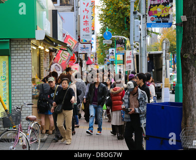 Des personnes non identifiées, marcher dans une petite allée avec des restaurants et magasins dans le célèbre quartier de Shinjuku de Tokyo, Japon Banque D'Images