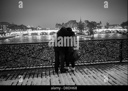 Partager un baiser amoureux sur le Pont des Arts Banque D'Images