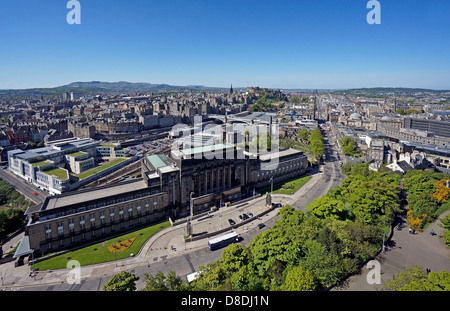 Vue sur centre d'Édimbourg à partir de Monument Nelson sur Calton Hill avec Saint Andrew's House Edinburgh City & avant gauche du conseil. Banque D'Images