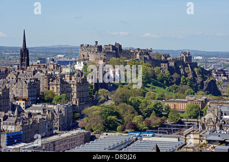 Vue vers le château d'Édimbourg du Monument Nelson sur Calton Hill, à Édimbourg en Écosse Banque D'Images