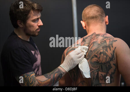 Londres, Royaume-Uni. 26 mai, 2013. Photo : Tatouage artistes au travail. Le Great British Tattoo Show a lieu à Alexandra Palace à Londres, au Royaume-Uni. Photo : Nick Savage/Alamy Live News Banque D'Images