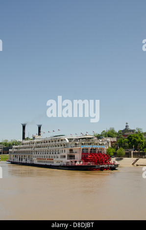 Vicksburg, Mississippi. American Queen cruise paddlewheel boat sur la rivière Yazoo au large de la rivière Mississippi. Banque D'Images