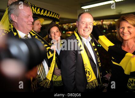 Dortmund, Allemagne. 25 mai, 2013. Le chancelier allemand, candidat du SPD Peer Steinbrueck (C) arrive à la ligue de soccer match événement public à Dortmund (Allemagne), Allemagne, 25 mai 2013. Borussia Dortmund Bayern Munich face à la Ligue des Champions finale de soccer à Londres le 25 mai 2013. EPA/JONAS GUETTLER/dpa/Alamy Live News Banque D'Images