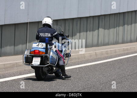 Vicenza, Italie. 26 mai 2013 l'Italie, Vicenza, VI, Giro di Italia Tour d'Italie patrouille technique escorte de police alors qu'il y a longtemps par les cyclistes. Crédit : FC Italie/Alamy Live News Banque D'Images