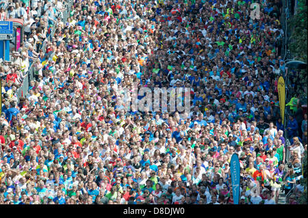 MANCHESTER, UK. 26 mai 2013. Les coureurs se préparent à prendre part à la 2013 Bupa Great Manchester Run sur Portland Street à Manchester. Le 10km route événement a été un incontournable dans le calendrier de la ville depuis qu'il a frappé les rues en 2003. Autour de 40 000 coureurs prendre part, ce qui en fait l'un des plus grands du Royaume-Uni la participation de masse La gestion d'événements. News : Crédit du Nord Photos/Alamy Live News (usage éditorial uniquement). Banque D'Images