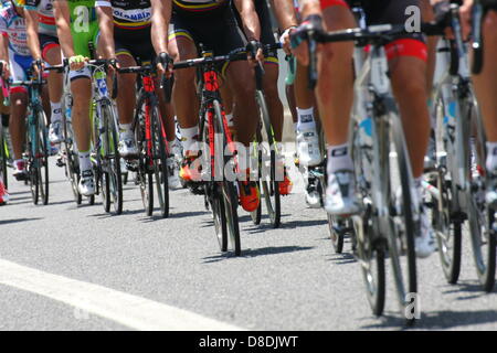 Vicenza, Italie. 26 mai 2013 l'Italie, Vicenza, VI, Giro di Italia Tour de France cycling group en vitesse à travers la ville. Crédit : FC Italie/Alamy Live News Banque D'Images