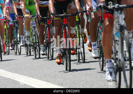 Vicenza, Italie. 26 mai 2013 l'Italie, Vicenza, VI, Giro di Italia Tour de France cycling group en vitesse à travers la ville. Crédit : FC Italie/Alamy Live News Banque D'Images