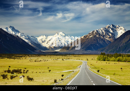 Paysage avec road et de montagnes enneigées, Alpes du Sud, Nouvelle-Zélande Banque D'Images