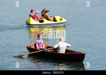 Cardiff, Royaume-Uni. 26 mai, 2013. Un couple profitez d'un tour de bateau à Roath Park à Cardiff au Pays de Galles que le temps chaud sur le bank holiday weekend rassemble les foules à profiter du soleil. PIC : Matthieu Horwood/Alamy Live News Banque D'Images