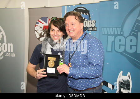 Londres, Royaume-Uni. 26 mai, 2013. Des milliers de personnes ont assisté à la MCM London Comic Con le dimanche 26 mai. Photo:Derek Lyons possèdent des photos avec un ventilateur. Acteur écran Derek est mieux connu pour son travail sur Star Wars Episode IV : Un Nouvel Espoir, Indiana Jones et la dernière croisade et le projet de loi que de fréquentes PC caractère Craig Lovell. Crédit David Mbiyu/Alamy Live News Banque D'Images