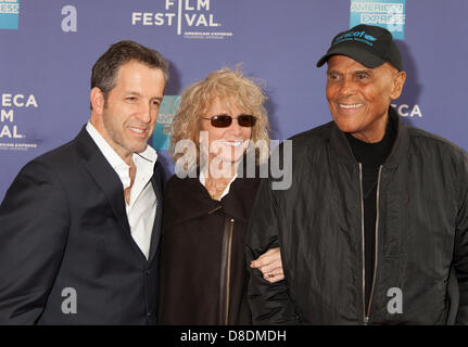 NEW YORK, USA - 24 avril 2013 : (L-R) Kenneth Cole, Pamela Frank et Harry Belefonte assister 2013 Tribeca Film Festival Banque D'Images