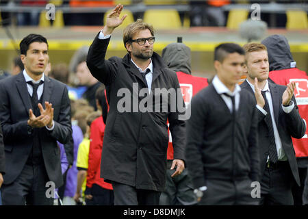 L'entraîneur-chef du Borussia Dortmund Jürgen Klopp (2-L) à côté de Nuri Sahin (L) lors de la réception à l'équipe de Signal-Iduna Park après leur retour dans la région de Dortmund (Allemagne), 26 mai 2013. Bayern Munich Borussia Dortmund battu 2-1 en finale de la Ligue des Champions hier soir. Photo : MARIUS BECKER Banque D'Images