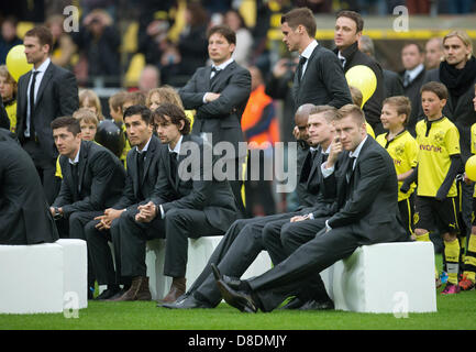 Du Borussia Dortmund Robert Lewandowski, Nuri Sahin, Neven Subotic, Felipe Santana, Jakub Blaszczykowski et action de Lukasz (L-R) prendre part à la réception à l'équipe de Signal-Iduna Park après leur retour dans la région de Dortmund (Allemagne), 26 mai 2013. Bayern Munich Borussia Dortmund battu 2-1 en finale de la Ligue des Champions hier soir. Photo : BERND THISSEN Banque D'Images