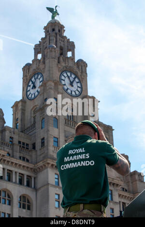 Liverpool, Merseyside, Royaume-Uni, 26 mai 2013. Les forces armées à la 70e Commémoration de la bataille de l'Atlantique une partie de l'événement. front de mer de Liverpool La bataille de l'Atlantique a été la plus longue campagne militaire de la Seconde Guerre mondiale et a été déterminant pour le succès de l'ensemble de forces alliées. Banque D'Images