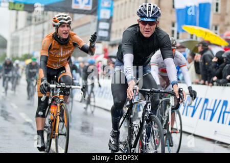 Heinrich Haussler de l'Australie de l'équipe IAM (C) et de l'Espagne Ju3361 Del Valle de Sue l'équipe de franchir la ligne d'arrivée dans la cinquième étape du Bayern Rundfahrt 2013 à Nuremberg, Allemagne, 26 mai 2013. Photo : DANIEL KARMANN Banque D'Images