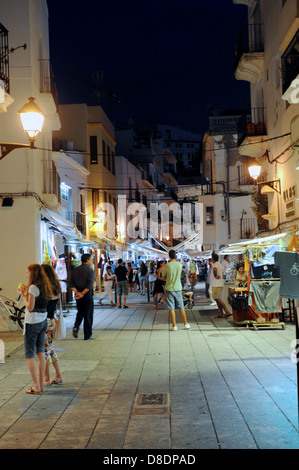 Shoppers admirer les sites touristiques de la ville d'Ibiza par nuit Banque D'Images