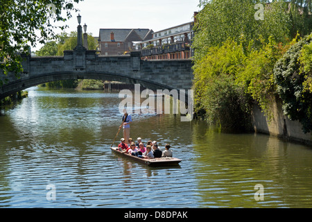 Punt sur la rivière Wensum à Norwich, juste après avoir passé sous le pont de Whitefriars Banque D'Images