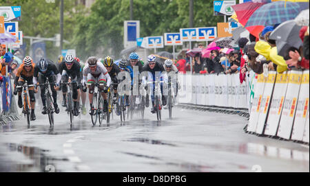 Heinrich Haussler de l'Australie de l'équipe IAM (2-L), l'Espagne Ju3361 Del Valle d'EUS (L) et de la Bulgarie à Yauheni Hutarovich (C) de team sprint ALM à la ligne d'arrivée dans la cinquième étape du Bayern Rundfahrt 2013 à Nuremberg, Allemagne, 26 mai 2013. Photo : DANIEL KARMANN Banque D'Images