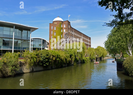 Punt sur la rivière Wensum passant quartier historique de St James Mill, accueil de Jarrolds, imprimantes, Whitefriars en Norwich Banque D'Images