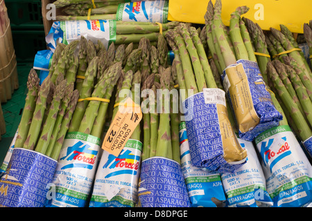 Légumes au marché de la Rue Mouffetard Paris France Asperges Banque D'Images