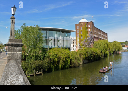 Punt sur la rivière Wensum passant quartier historique de St James Mill, accueil de Jarrolds Imprimantes, vu de pont Whitefriars, Norwich Banque D'Images