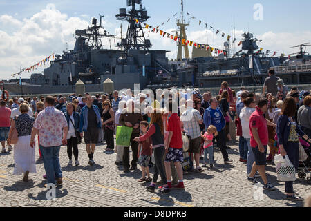 Liverpool, Merseyside, Royaume-Uni, 26 mai 2013. La foule en face de la Vice-amiral destroyer russe Kulakov accostera au Princes Parade à la commémoration de la bataille de l'Atlantique une partie de l'événement. Front de Liverpool La bataille de l'Atlantique a été la plus longue campagne militaire de la Seconde Guerre mondiale et a été déterminant pour le succès de l'ensemble de forces alliées. Banque D'Images