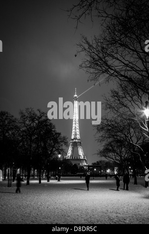 Scène d'hiver à Paris à la Tour Eiffel. Banque D'Images